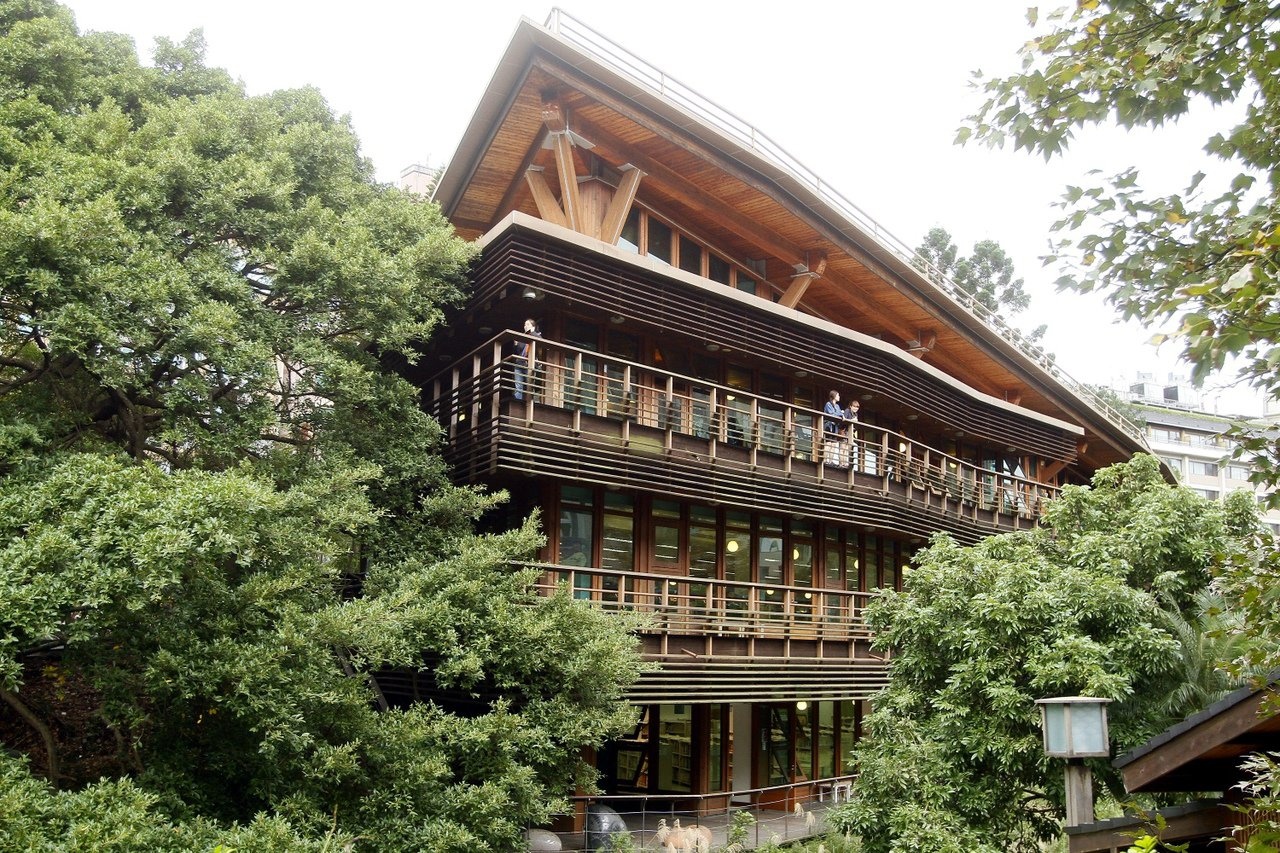 台北市立圖書館北投分館以原木打造，隱身於綠林之間，是台灣最知名的圖書館之一。 聯合報系資料照