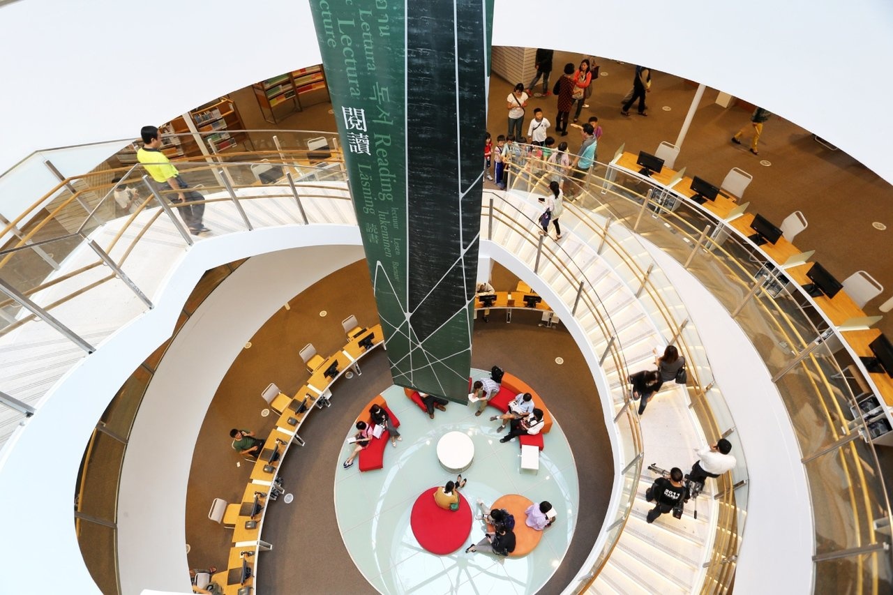 高雄市立圖書館總館是全國首座採懸吊工法的綠建築。 聯合報系資料照／記者劉學聖攝影