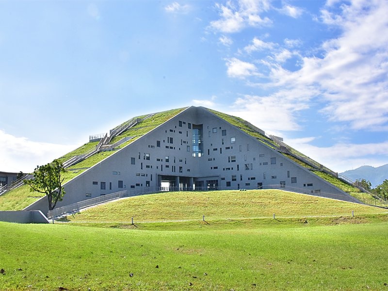 台東大學圖書館融合周邊山海地景，獨特造型獲獎無數。 圖／台東大學提供