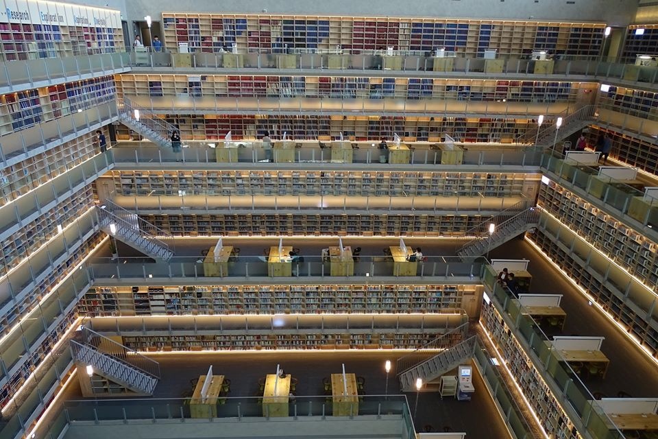 政大達賢圖書館的壯觀書牆，宛如台版星空圖書館。 圖擷自國立政治大學圖書館臉書