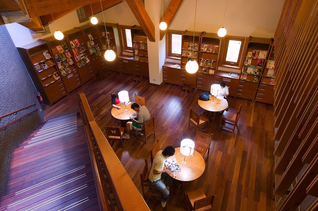台北市立圖書館北投分館內以原木作為設計，讓人彷彿置身咖啡廳中。 圖／台北市立圖書館北投分館提供