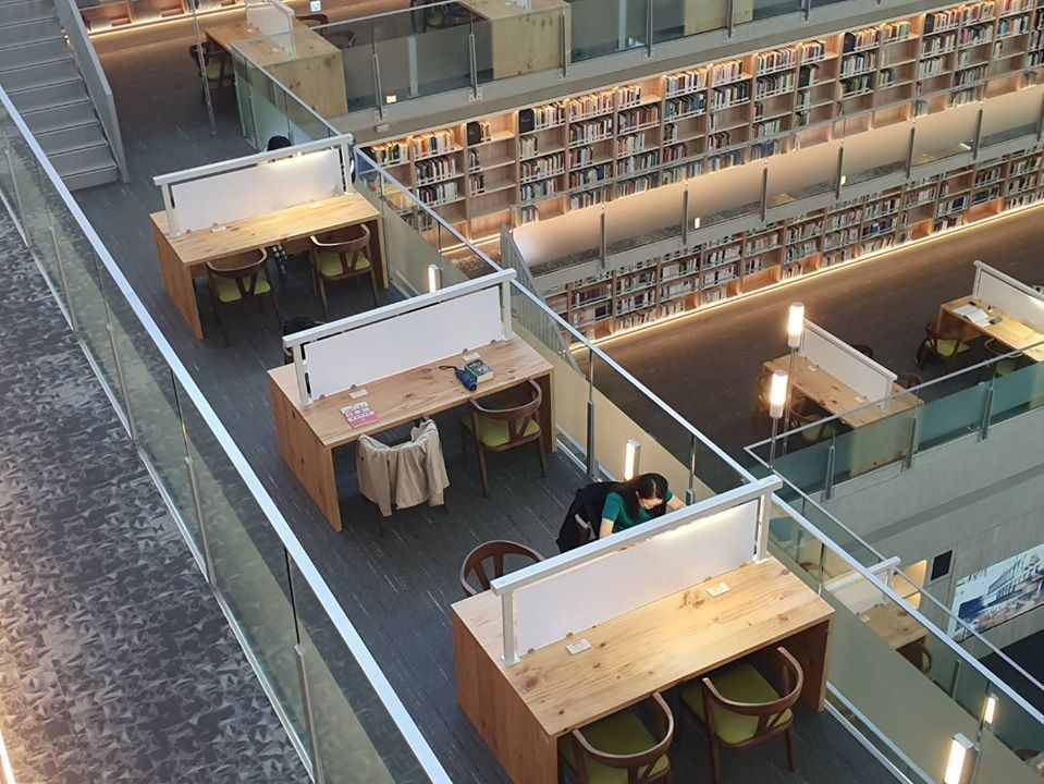 政大達賢圖書館的壯觀書牆，宛如台版星空圖書館。 圖擷自國立政治大學圖書館臉書