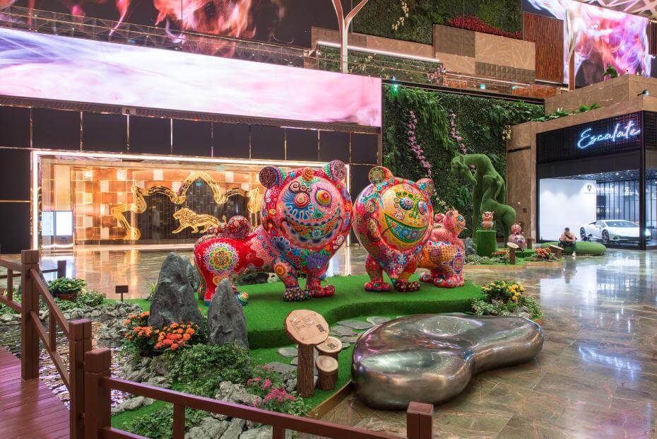 美高梅主席典藏展「甦醒」於澳門隆重開幕,呈現藝術家洪易首個「美獅」家庭系列的雕塑作品