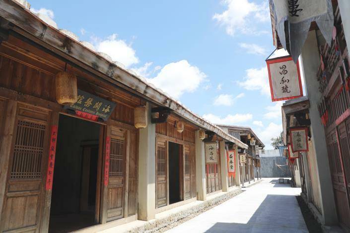 《斯卡羅》台灣府城場景 9月初將首度開放參觀 台南市長黃偉哲開箱公視《斯卡羅》位在台南岸內糖廠影視基地內的拍攝場景台灣府城,9月初也將推出小旅行,首次開放民眾參觀。(圖由台南市政府提供)