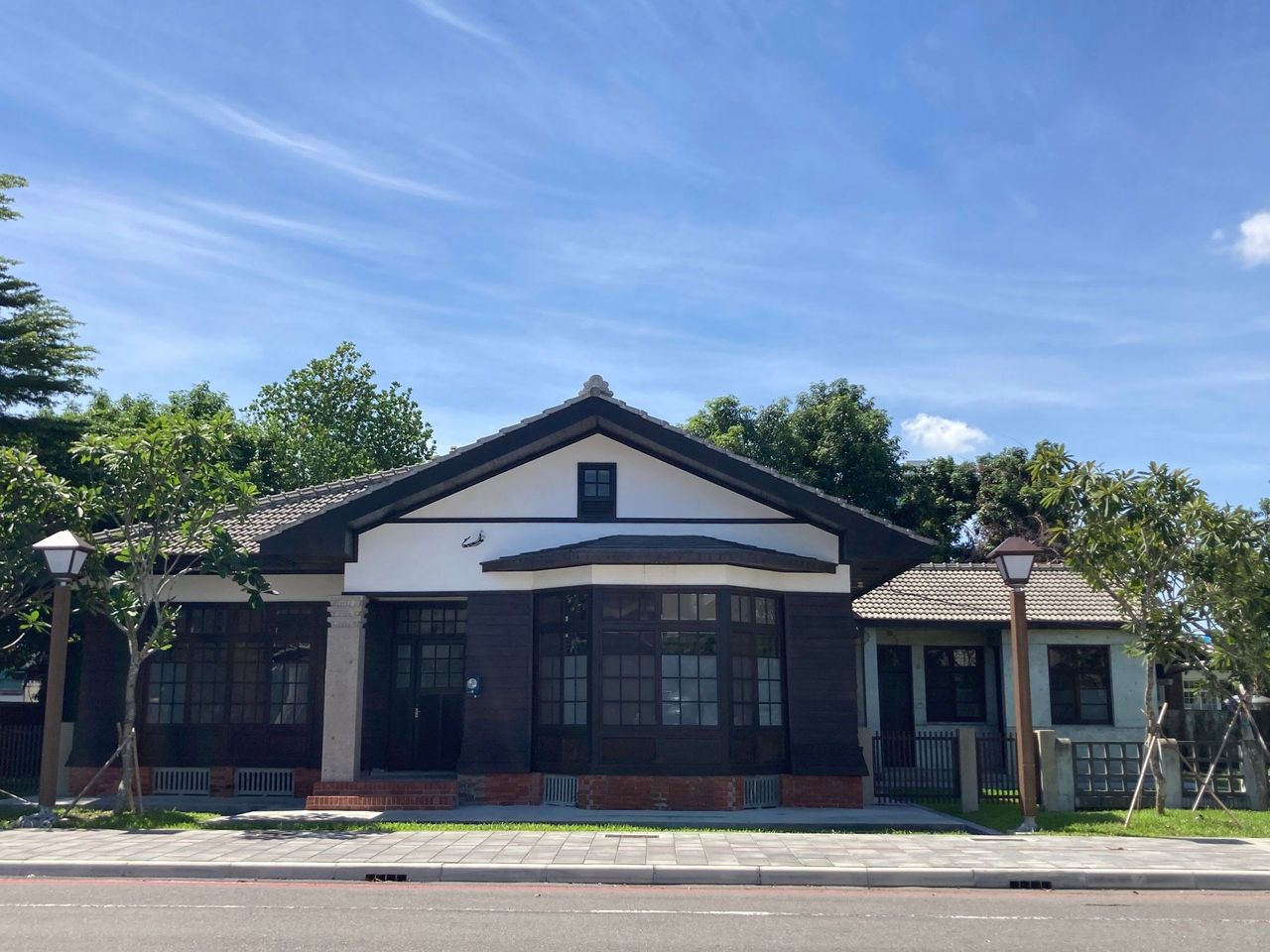 屏東勝利星村崇仁成功區20戶歷史建築修公開徵選 屏東勝利星村崇仁成功區20戶歷史建築修復完成,縣府即日起公告品牌營運徵選,希望引進各方文化產業進駐,再次擦亮屏東品牌。圖/屏東縣府文化處提供