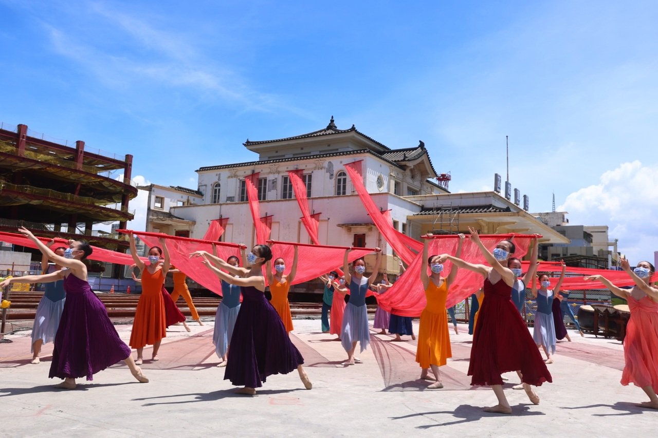 等了19年 80歲高雄車站回娘家 舞者在高雄願景館外跳舞,齊賀高雄車站將遷移回娘家。圖/高雄市政府提供