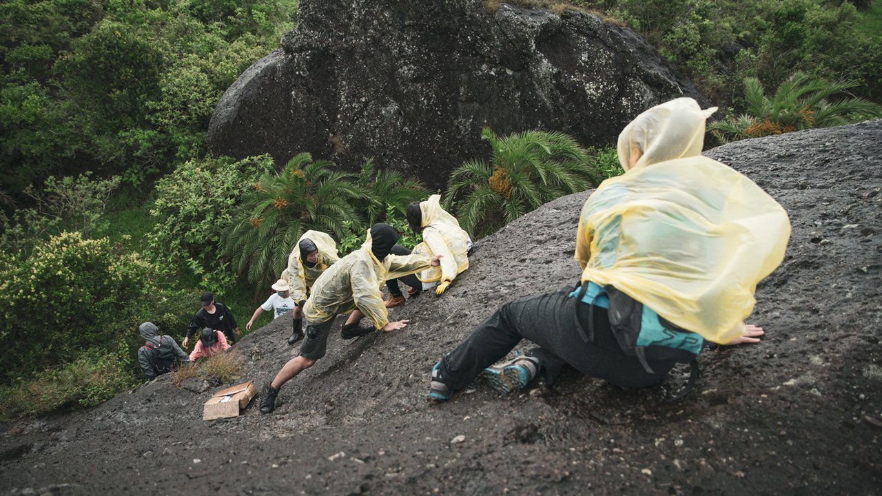 屏東縣團隊陪同劇組在縣內跋山涉水，不錯過任何理想秘境拍攝點，大尖山前石頭平台。圖...