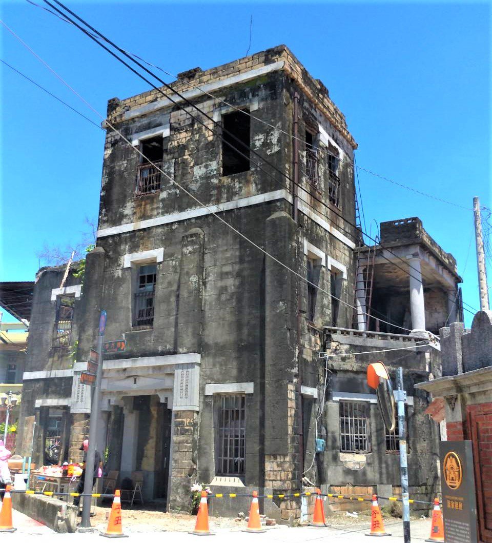 屏東佳冬87年前豪宅變爛樓 官民賦予老建築新生命 屏東縣佳冬鄉六根村有87年歷史、融合西洋古典和日式和風建築風格的蕭屋洋樓,縣府爭取經費修繕今天上鏟,工期1年,1樓活化為展示廳,2、3樓做民宿,重新賦予老建築新生命。圖/楊景謀提供