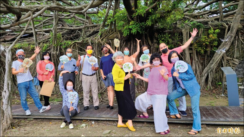 首場「純人語扇」聊天會在安平樹屋舉行，發起人陳義添（左一）說，以聊天的台語發音，呼應安平國際貿易「開港」即將迎來400年。（記者劉婉君攝）