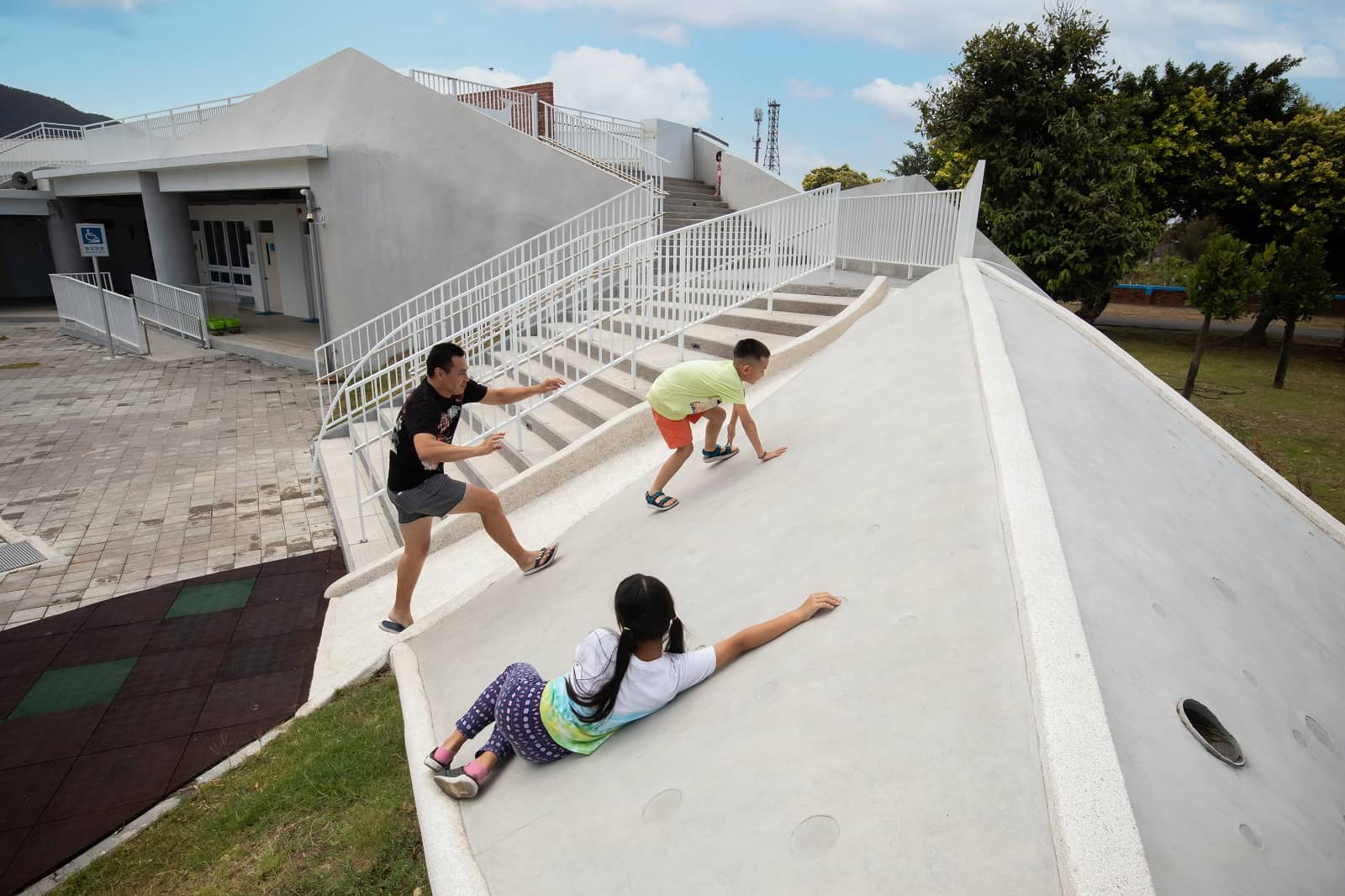 【屏東藝點】週末也想去學校!屏東鯨魚小學校,大人小孩上屋頂看山海、溜滑梯