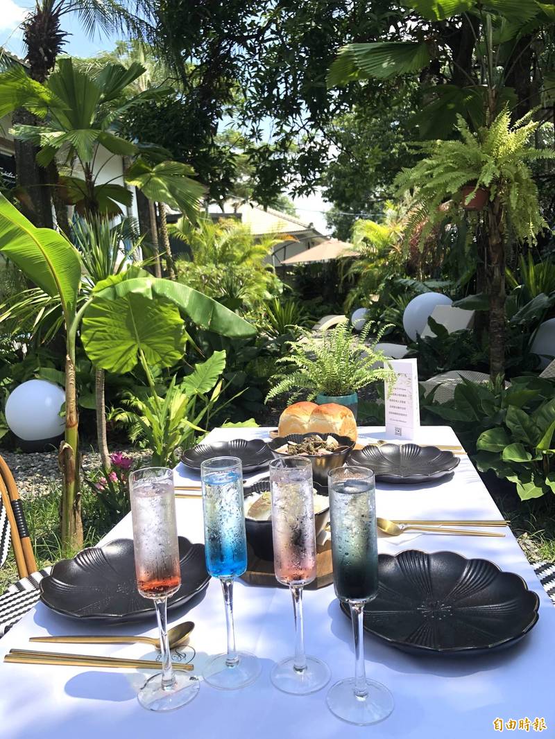 【勝利星村藝點】J.C.co Art Kitchen 藝術廚房|擬真狗狗冰光榮返鄉! 屏東「勝利星村」現在吃得到了 雨林中的餐桌別有情調。(記者羅欣貞攝)