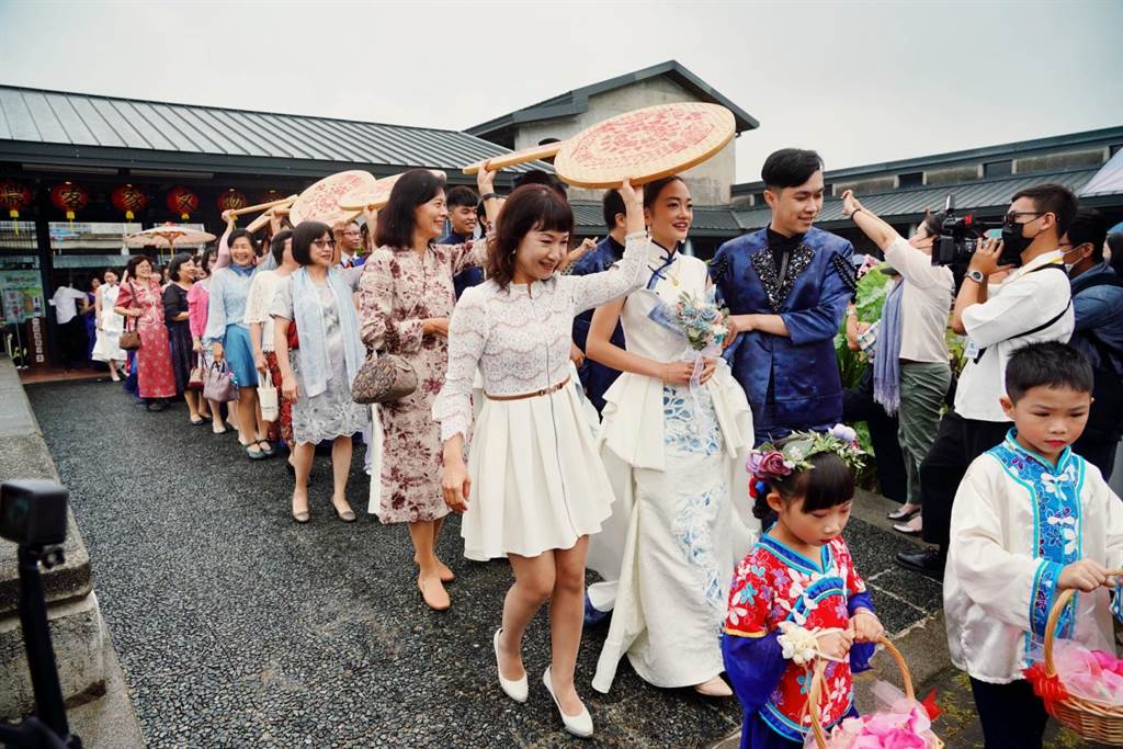 客家婚禮28日在美濃舉行，由高雄市客委會主委楊瑞霞擔任客家婚禮的媒人婆，領37對新人進場。（高雄客委會提供／林瑞益高雄傳真）