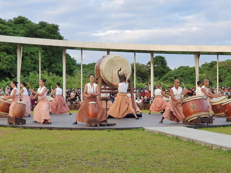 「優人神鼓」在屏東縣民公園演出。（屏縣文化處提供）