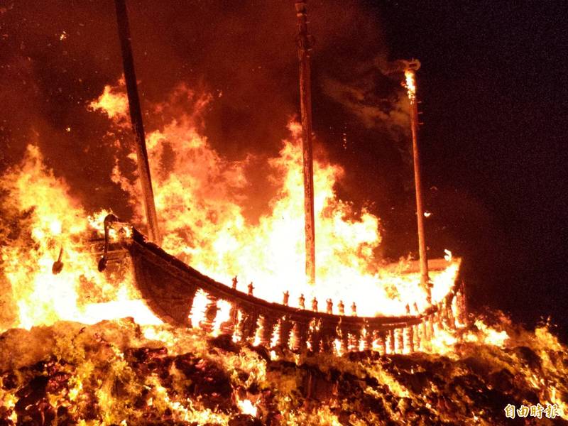 南州迎王燒王船送王儀式，象徵圓滿落幕。（記者陳彥廷攝）