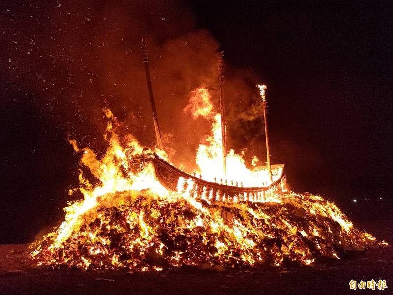 南州迎王遶境爆人潮 今晨燒王船送王圓滿落幕 南州迎王燒王船送王儀式,象徵圓滿落幕。(記者陳彥廷攝)