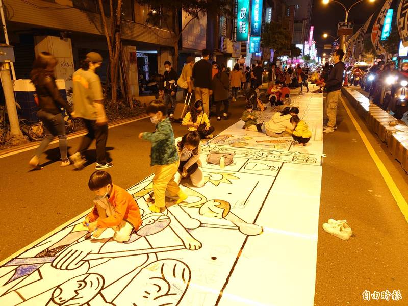 城市是遊戲場，台南街頭藝術節，中正路變身親子塗鴉區。（記者洪瑞琴攝）
