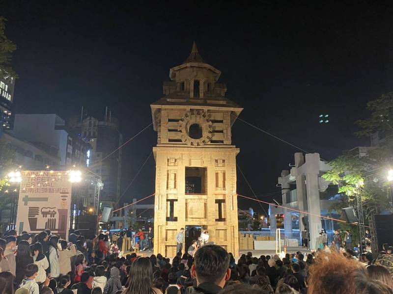 台南街頭藝術節「復刻」司法博物館高塔亮相 黃偉哲與民同樂 團結合作是力量,現場民眾共同完成「司法博物館」巨型紙箱高塔搭建,現場high翻天。(台南市文化局提供)