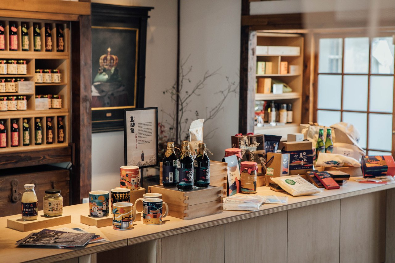 六堆300年 結合在地產業推出聯名文創商品 今年六堆三百年,六堆產業店家們響應客家委員會號召,推出「六堆300年紀念款包裝」、與六堆文創商品,一起認識六堆,了解六堆產業。圖/客委會客家文化發展中心提供