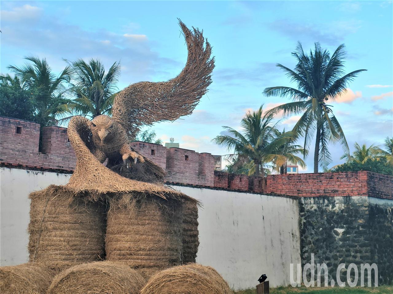 墾丁特有動物地景藝術展 恆春古城觀光教育新亮點 在墾丁社頂公園大草坪以牧草、瓊麻、竹子、銀合歡及海廢為材料,打造以墾丁特有動物為主角的地景裝置藝術,全部移至恆春古城旁展示至明年4月。記者潘欣中/攝影