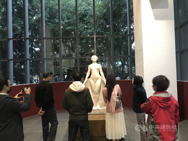 由北師美術館推出的「光—台灣文化的啟蒙與自覺」特展18日開幕，首日湧進近千民眾前往參觀，爭睹藝術家黃土水的雕塑作品「甘露水」。中央社記者邱祖胤攝 110年12月18日