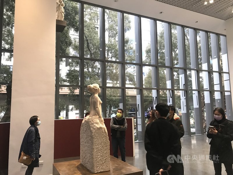 由北師美術館推出的「光—台灣文化的啟蒙與自覺」特展18日開幕，雕塑家黃土水的作品「甘露水」展出，吸引近千民眾前往參觀。 中央社記者邱祖胤攝 110年12月18日