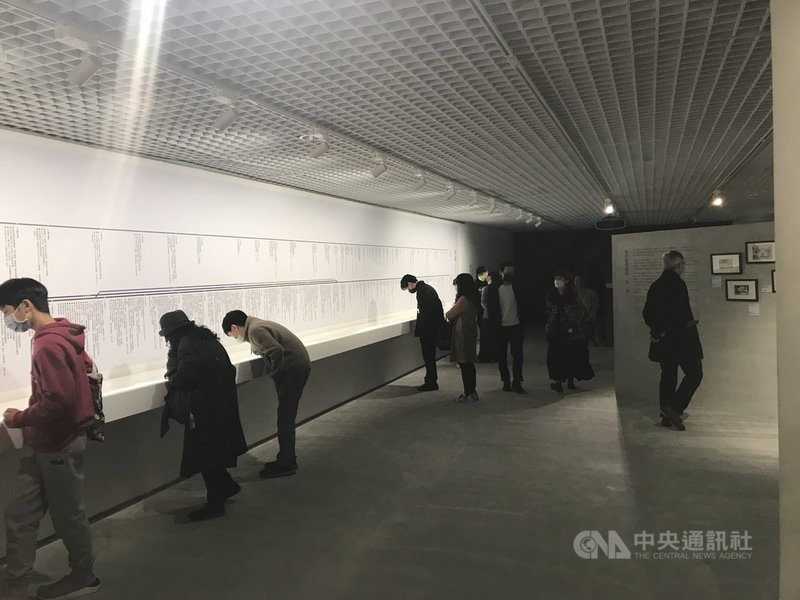 由北師美術館推出的「光—台灣文化的啟蒙與自覺」特展18日開幕，首日湧進近千民眾前往參觀，爭睹藝術家黃土水的雕塑作品「甘露水」。中央社記者邱祖胤攝 110年12月18日