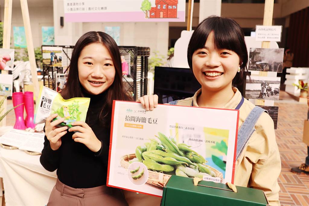 嘉義縣搭起「嘉我好漾」平台 找出在地青年發展力 因就讀中正大學而嘉歡上嘉義,決定留下來的黃語晨(右)和學妹呂紹妤(左)創立「拾間文化」品牌,15日兩人在「嘉我好漾」成果展分享自己的故事。(呂妍庭攝)