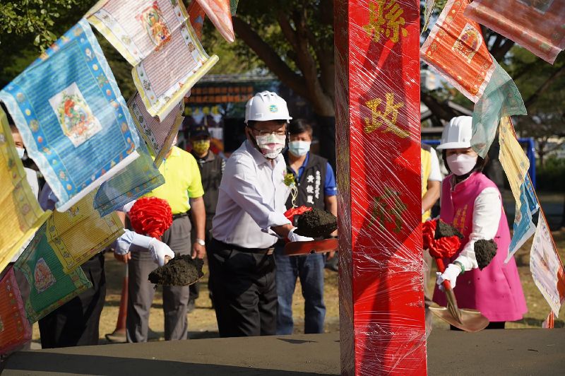 屏東縣政府15日在東港鎮兒童公園舉行身障與高齡者共融式遊戲場動土典禮，縣長潘孟安（中）表示，將盡快在明年兒童節前完工。（圖／屏東縣政府提供）