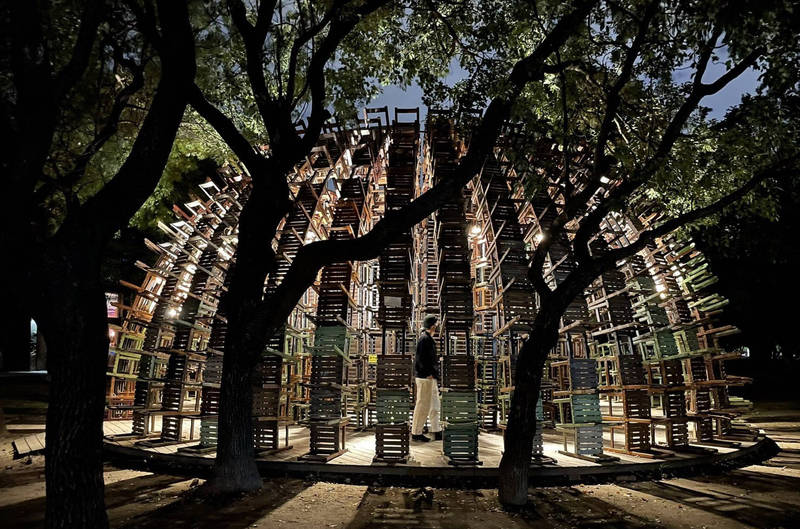 2022台灣燈會在高雄 上千張淘汰課桌椅發光 「椅子樂譜」改變駁二夜空氛圍。(文化局提供)