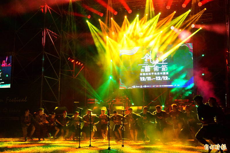 屏東「原」味!斜坡上的藝術節登場 范逸臣獻唱嗨爆 斜坡上的藝術節今天在林後四林平地森林園區揭幕。(記者陳彥廷攝)