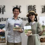 屏縣府研考處長黃國榮（左）宣布創意農民曆即日起開放免費索取。（記者羅欣貞攝）