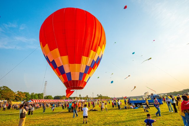 屏東風箏節4日在高屏溪河濱公園登場，五顏六色的風箏在天空爭奇鬥艷，熱鬧滾滾。（屏東縣政府提供）