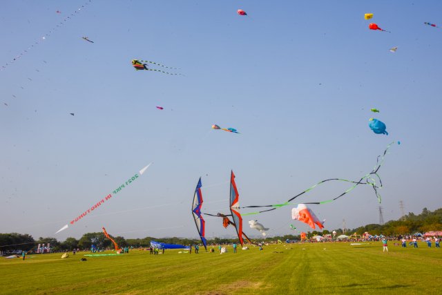 屏東風箏節4日在高屏溪河濱公園登場，五顏六色的風箏在天空爭奇鬥艷，熱鬧滾滾。