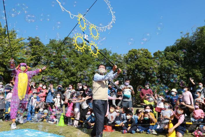 台南2022耶誕跨年首場系列活動「童趣總爺」今天在麻豆區總爺藝文中心歡樂登場，市長黃偉哲玩起大泡泡，吸引滿場的親子同樂。圖／市府提供