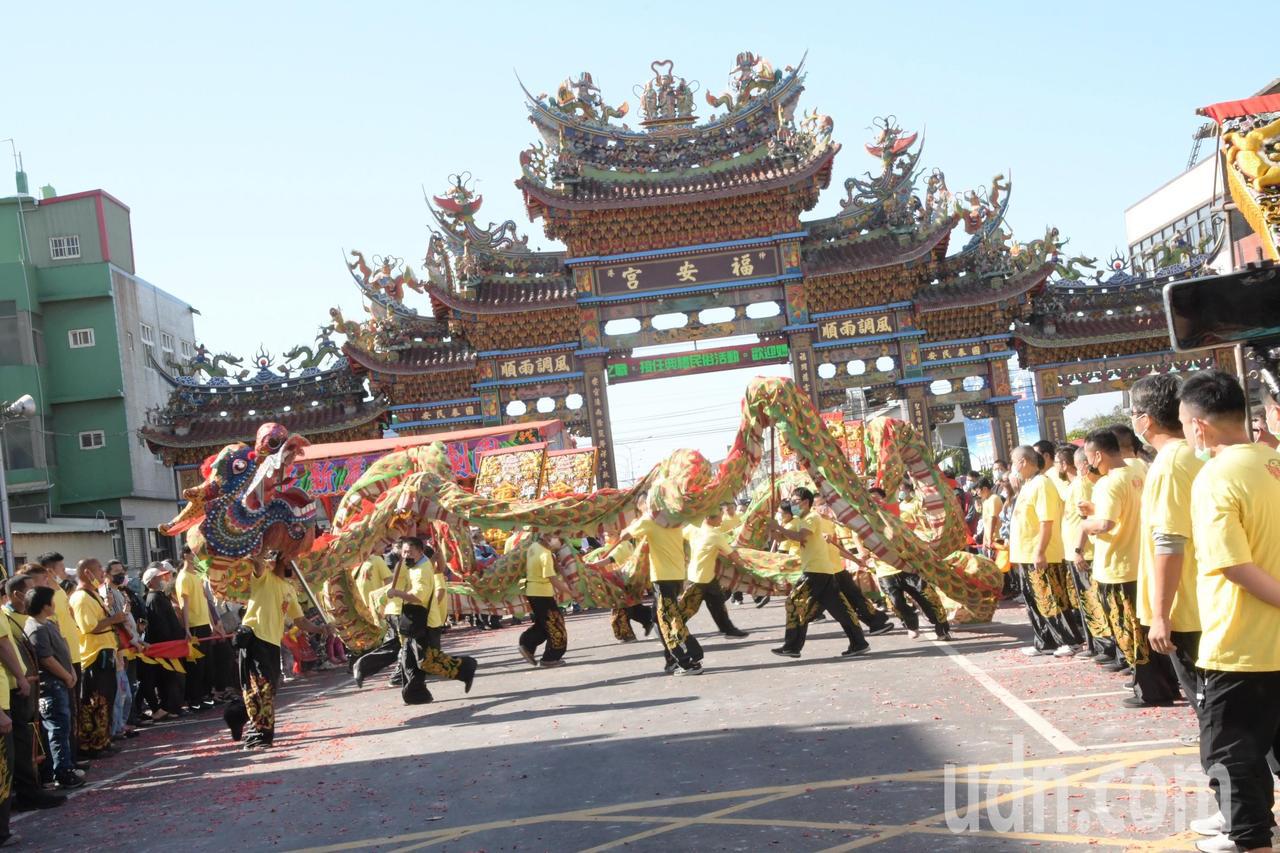 彰化縣無形文化資產「彰化新港十八庄送大爐」，今天舉辦「送大爐」、「犒兵賞將」、「謝神大戲」等活動，伸港福安宮湧進陣頭，十分熱鬧。記者劉明岩／攝影