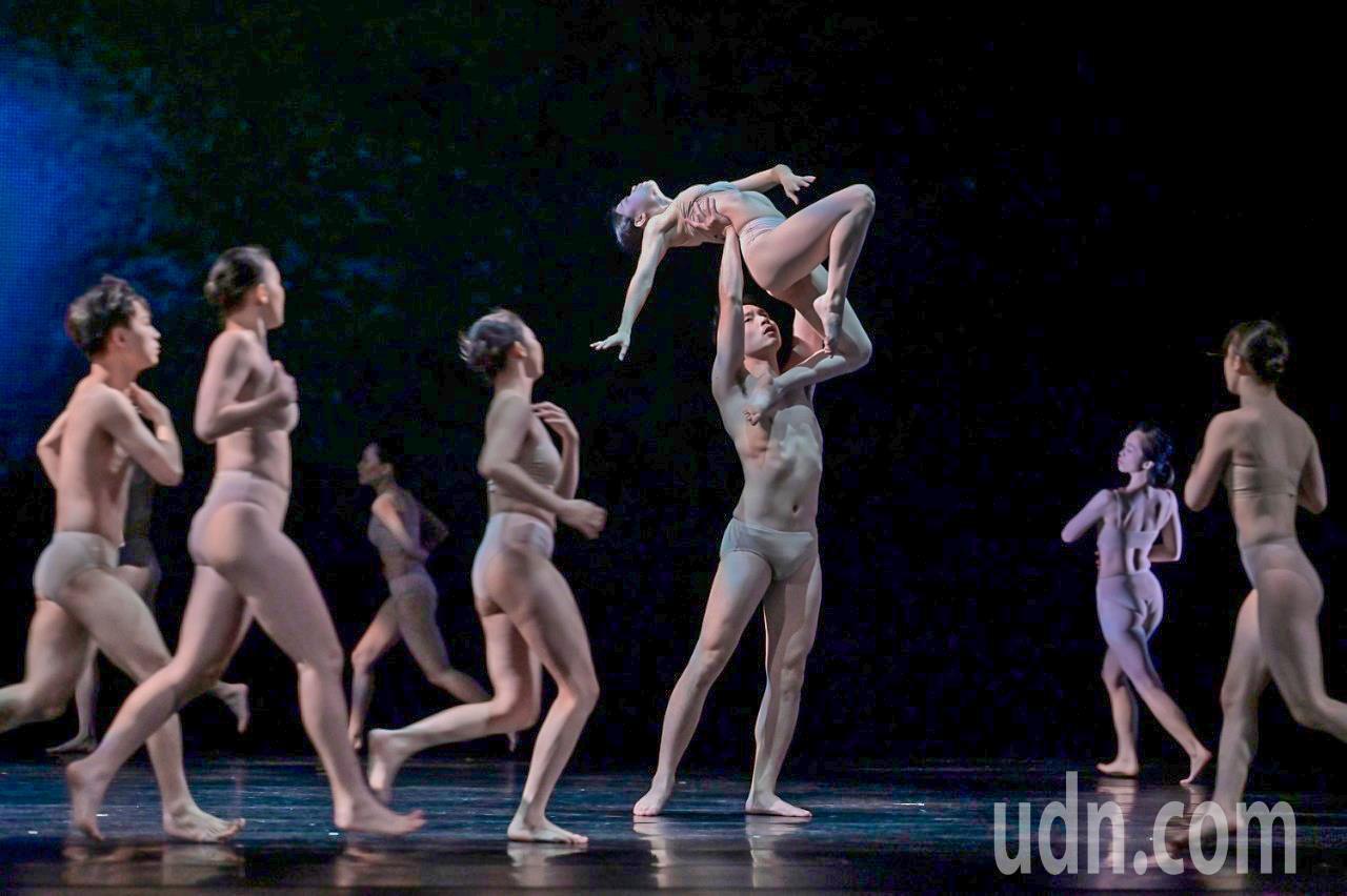 臺藝大年度鉅獻《時光冉冉》絮叨叨 高雄衛武營首演 《時光冉冉》絮叨叨演出片段。圖/臺藝大提供