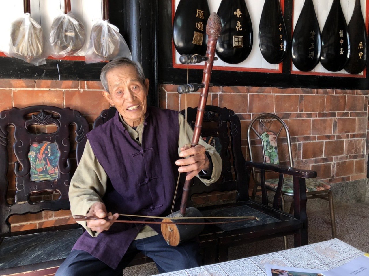 傳承南管樂音不遺餘力 77歲陳金潭獲金門文化獎 金門南管樂達人陳金潭擅長各種樂器。記者蔡家蓁/攝影