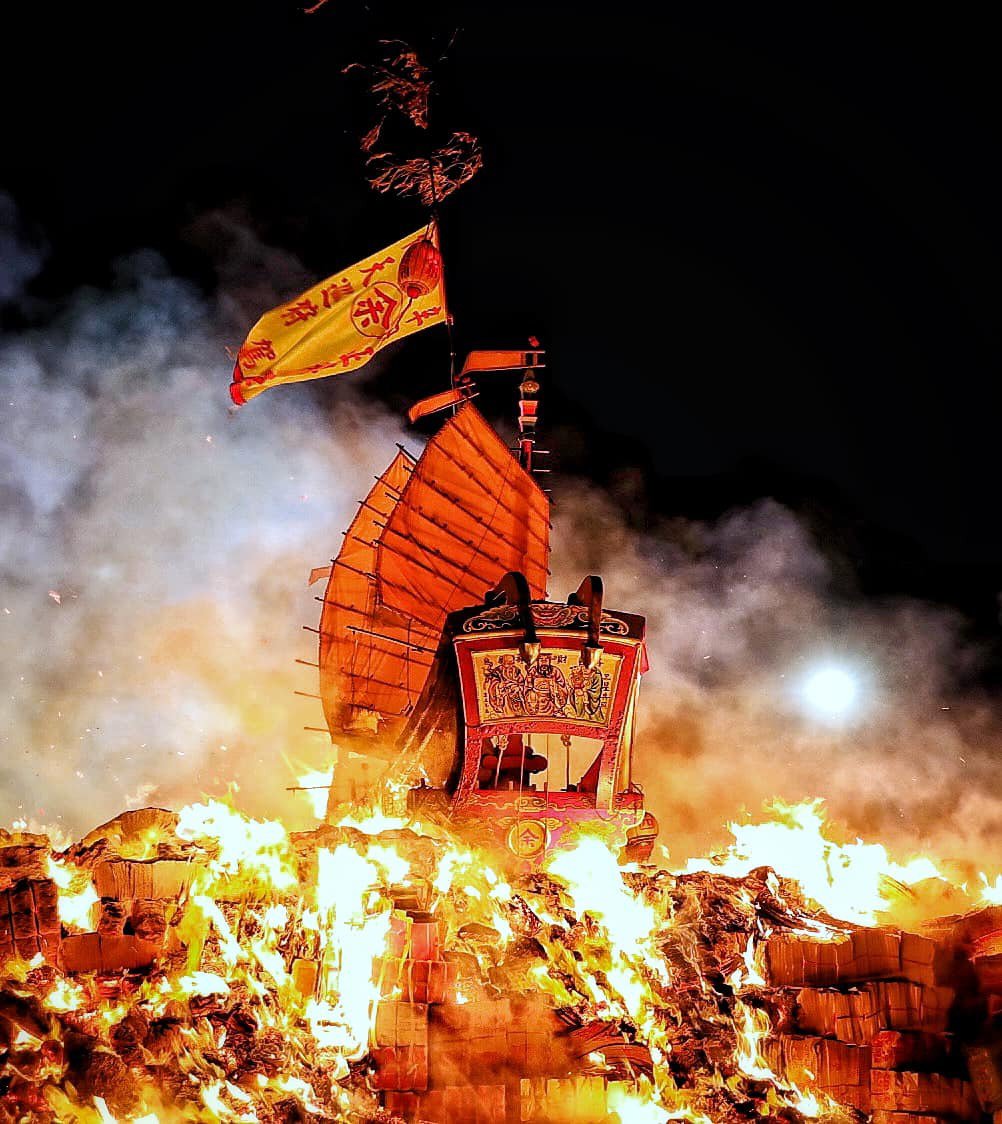 屏東縣3鄉鎮迎王平安祭典，壓軸的小琉球迎王3日登場後，最後的「燒王船」送王儀式今天凌晨3時在中澳沙灘完成。圖／取自小琉球聯盟臉書