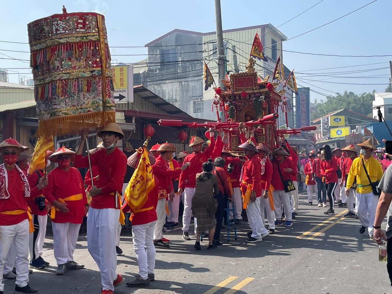 小琉球三隆宮迎王平安祭典發展出不同於東港迎王的特色，遊縣吃縣、遊府吃府、躦轎腳、攔轎喊冤、辦案等特色，登錄為無形文化資產。 圖／讀者提供