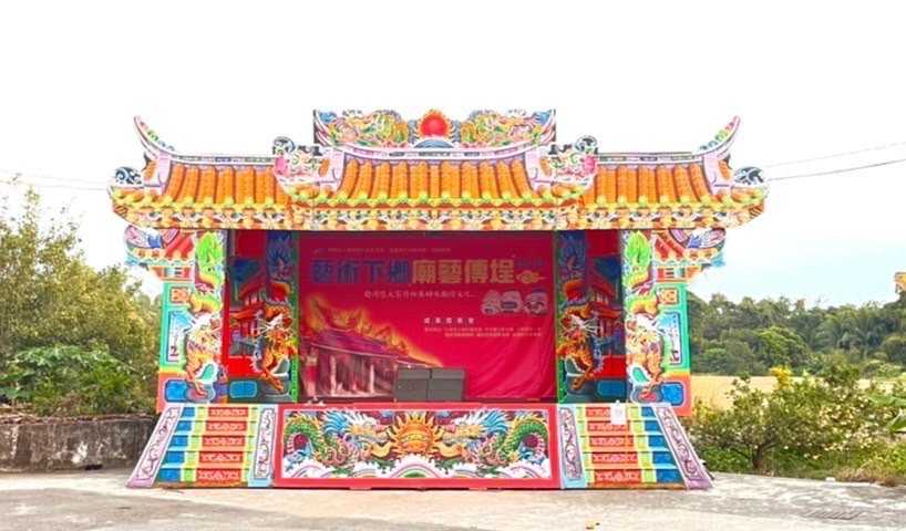 青銀共組歌仔戲班廟藝傳「埕」 演出屬於在地的故事 嘉義縣文化基金會藝術下鄉活動前進大林鎮三和里,由社區長輩與三和國小學生共組50人歌仔戲團,演出屬於自己在地的故事。圖/嘉義縣文化基金會提供