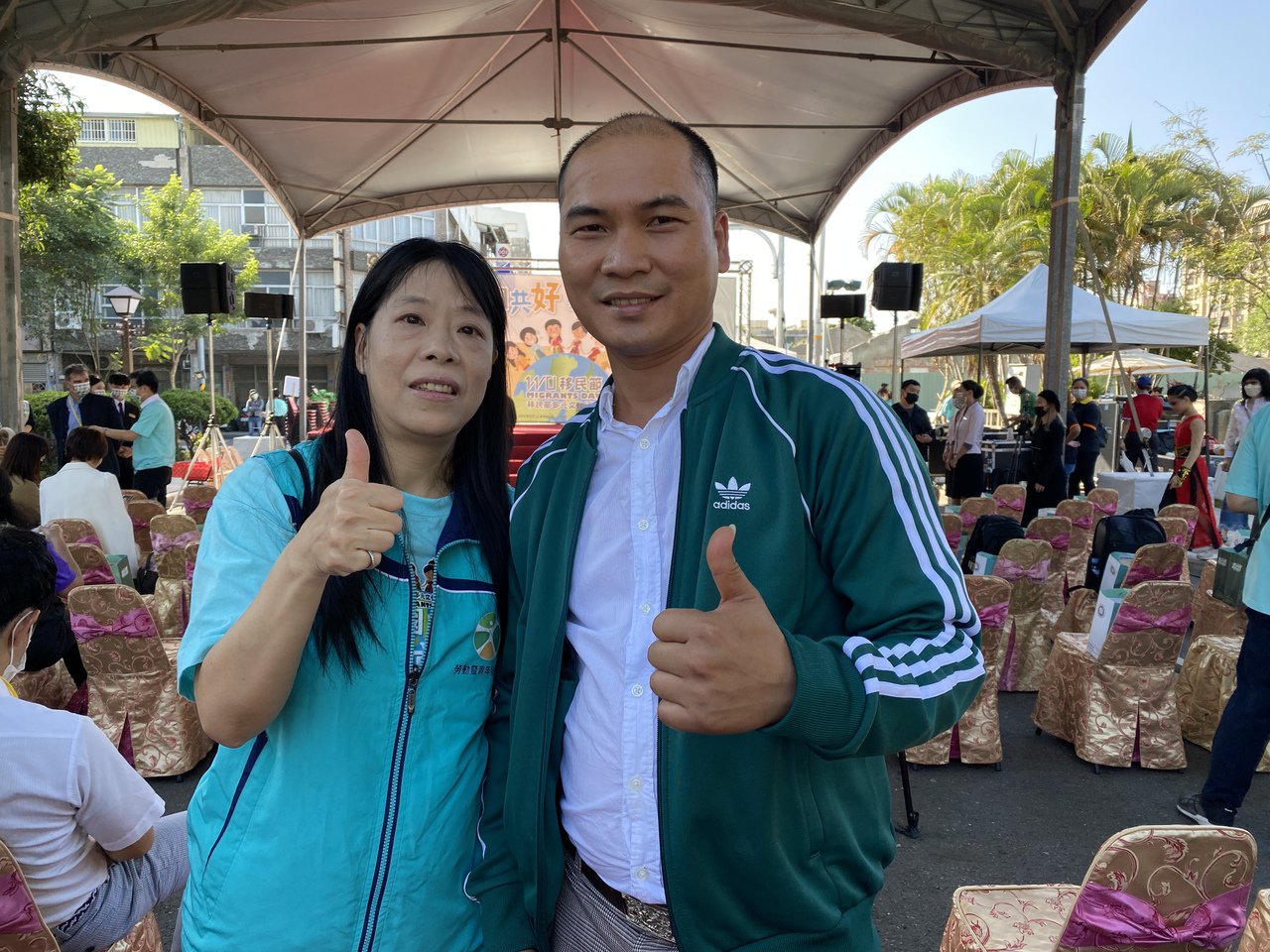 越南籍產業移工來台12年當到副組長 最喜歡台灣人情味 獲移民署表揚的越南籍移工36歲蘇文學(右)有堆高機技術士執照,來台工作12年,他以過來人經驗幫助同鄉適應新環境,是新進同鄉最佳導師,屏縣府勞青處副處長蘇淑貞(左)也被他的學習精神感動。記者劉星君/攝影