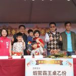 「屏東好好，蝦鱉來找」優質泰國蝦及甲魚推廣活動19日熱鬧登場，屏東縣長潘孟安（後左黑衣者）出席為品質背書，並抽出「蝦鱉霸王桌」幸運得主，將可擇日享用澎湃的蝦鱉霸王桌。 中央社／屏東縣海洋及漁業事務管理所提供