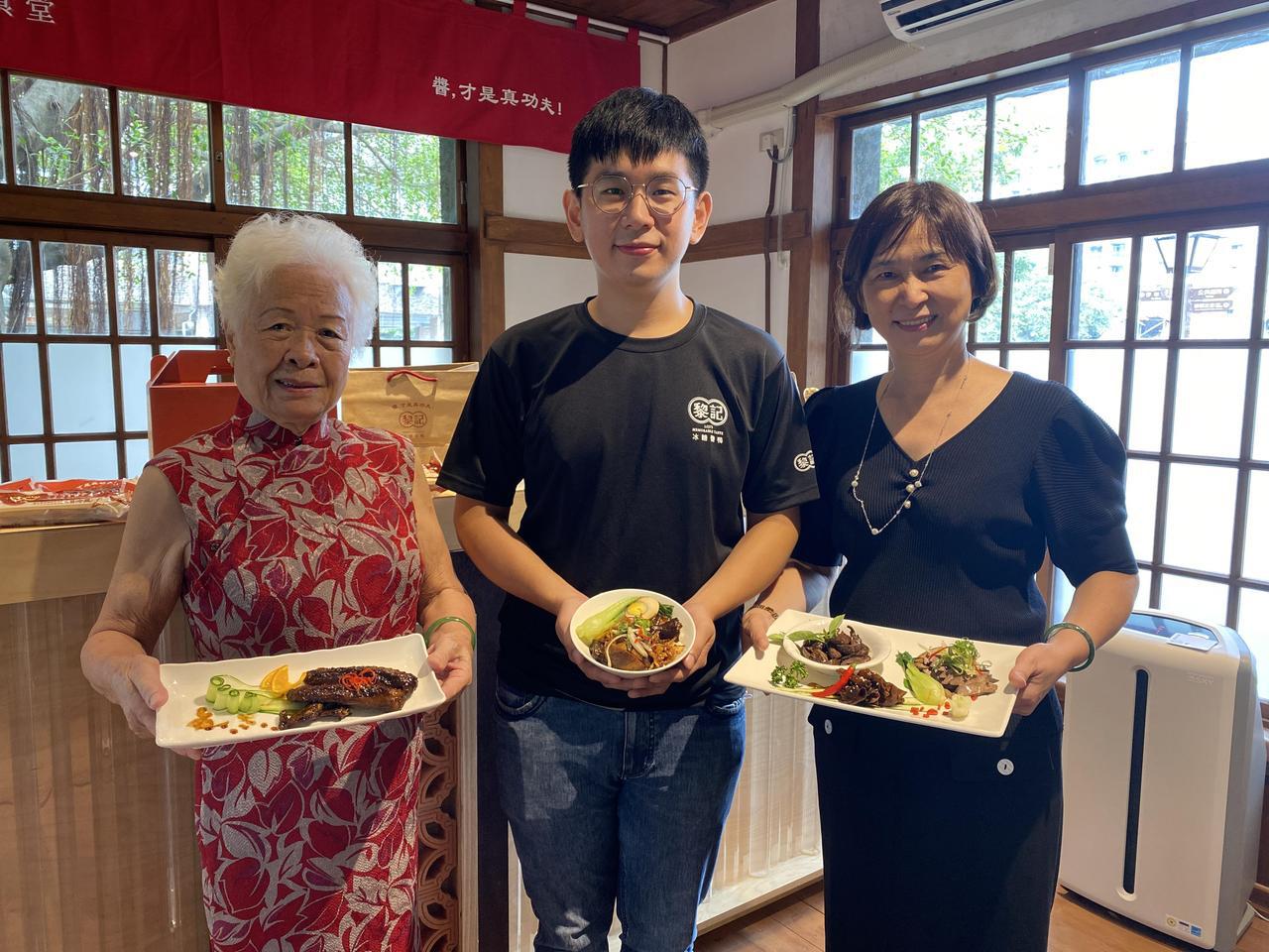 屏東好味-「傳承三代老店」回眷村:黎記冰糖醬鴨 屏東市黎記冰糖醬鴨傳承三代,今年進駐勝利星村文創園區,第三代接班人25歲黎承諭(...