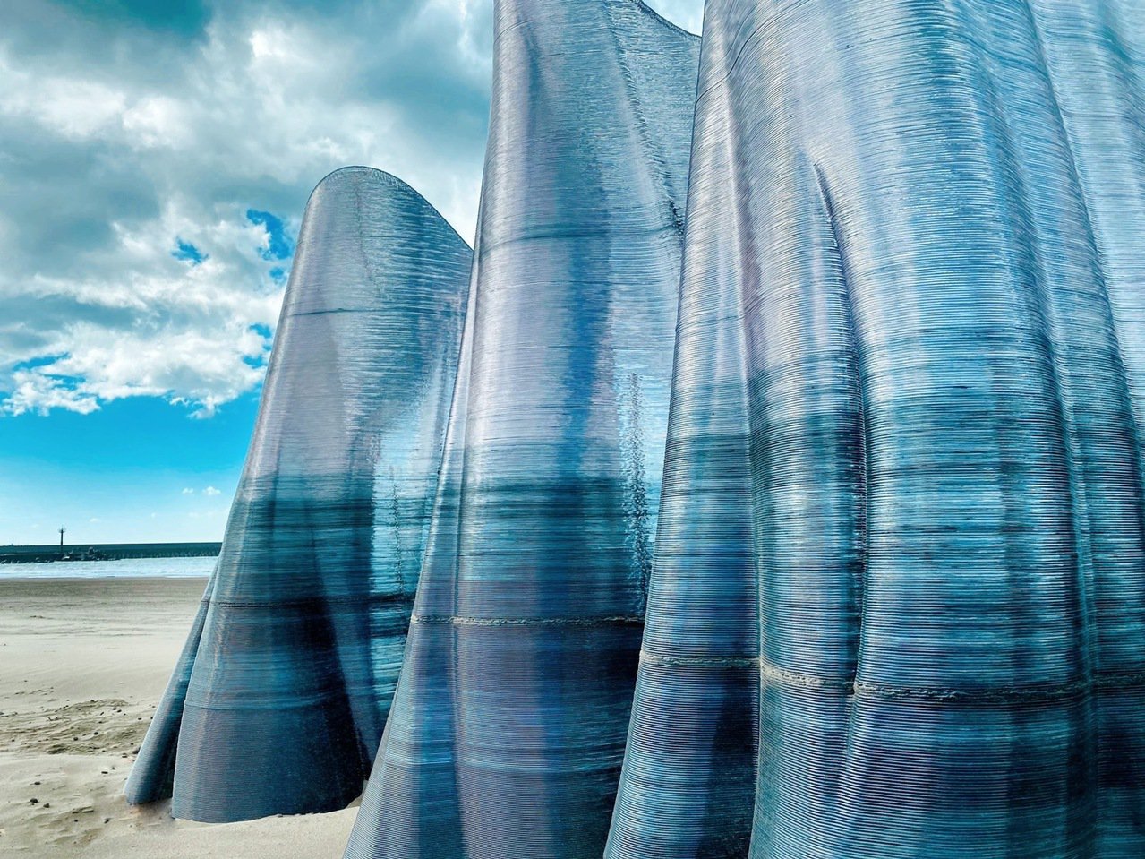 屏東落山風藝術季搶先看 進入風動的夢幻世界 2021年落山風藝術季將於25日在屏東縣車城鄉海口港登場,展出18件大型地景裝置藝術,作品陸續架設完成,日夜呈現不同的美感。圖/屏東縣政府提供