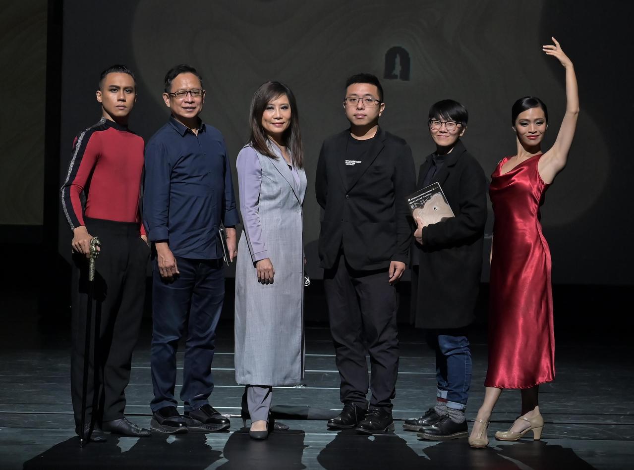 新古典室內樂團在衛武營演出《聲景音樂劇場－給NK的十行詩》，此劇舞台設計及燈光設計同時入圍「WSD 2022世界劇場設計展」。圖／新古典室內樂團提供