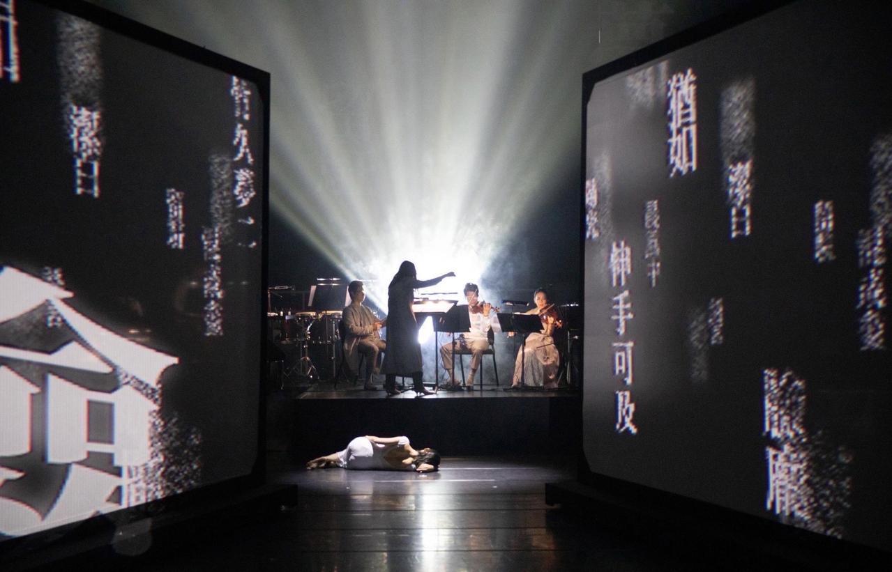 新古典室內樂團在衛武營演出《聲景音樂劇場－給NK的十行詩》，此劇舞台設計及燈光設計同時入圍「WSD 2022世界劇場設計展」。圖／新古典室內樂團提供