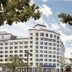 「墾丁長灘休閒飯店」藍白色的建築外觀顯得醒目。 攝影/相 王基守