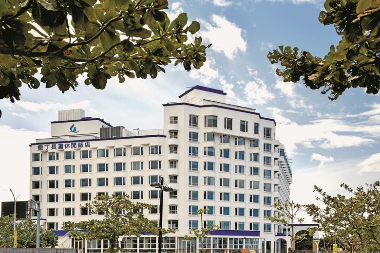 「墾丁長灘休閒飯店」藍白色的建築外觀顯得醒目。 攝影/相 王基守