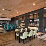 一樓的海遇餐廳，空間設計新穎吸睛，提供中西式自助餐及桌菜。 攝影/相 王基守