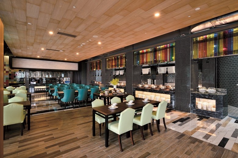 一樓的海遇餐廳，空間設計新穎吸睛，提供中西式自助餐及桌菜。 攝影/相 王基守